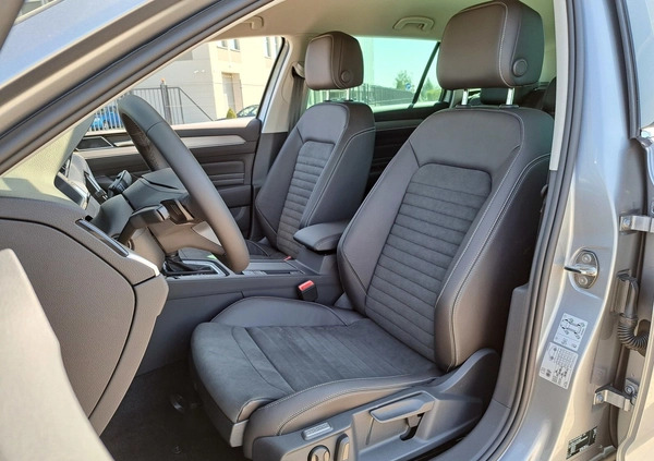Volkswagen Passat cena 175000 przebieg: 9923, rok produkcji 2023 z Kielce małe 254